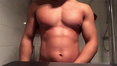 Un jeune arabe musclé se masturbe dans sa salle de bain