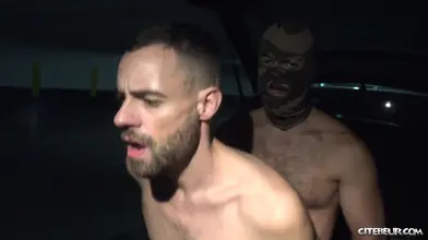 Baise sur un parking