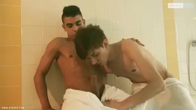 Jeune beur bisexuel baise un minet au sauna