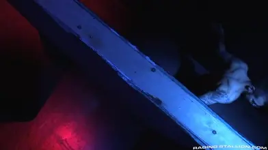 Plan suce dans une backroom