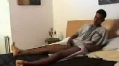 Ce rebeu est un voyeur : il mate son cousin baiser un mec