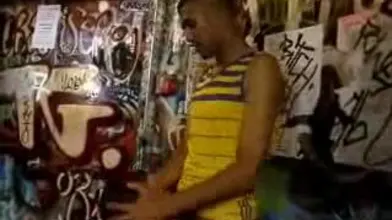 Il pompe un jeune beur