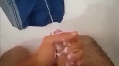 Branlette et ejac d'un arabe viril