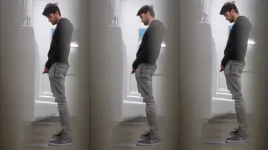 Jeune mec arabe surpris aux urinoirs