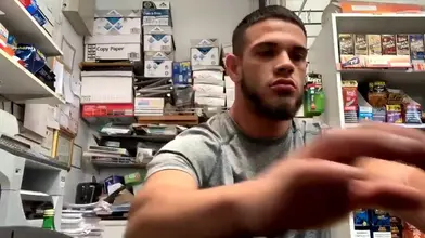 Bel arabe se masturbe au travail (hot hot hot!)