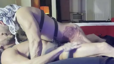 Arabe baisé par la grosse bite d'un latino macho