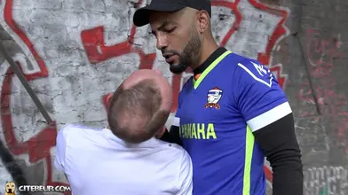 Rebeu bien monté — plan dans le quartier