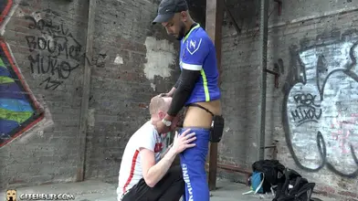 Rebeu bien monté — plan dans le quartier