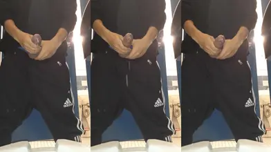 Jute discrète dans les chiottes en survêtement adidas