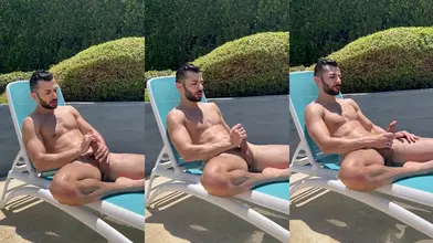 Marocain prend le soleil nu, avec sa grosse bite en érection