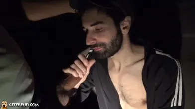 Ils se sucent la bite discrètement dans le quartier