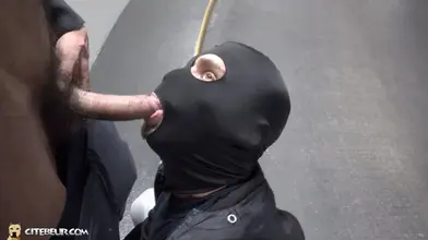 Caillera XXL et un soumis masqué au parking