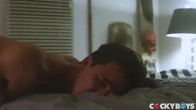 Arabe baraqué déglingue une jeune salope