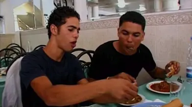 Il se fait baiser sur une grosse teub circoncise