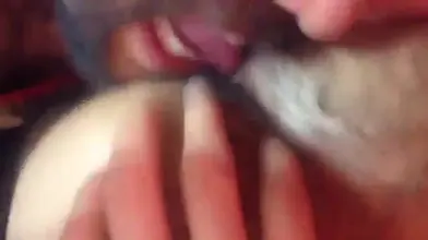 Je me fait lécher l'anus par un arabe viril