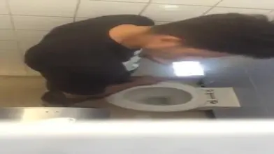 Surpris en pleine branle dans les chiottes du bahut