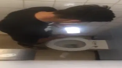 Surpris en pleine branle dans les chiottes du bahut