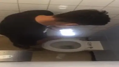 Surpris en pleine branle dans les chiottes du bahut