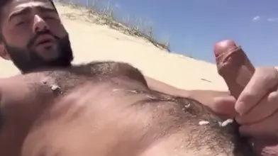 Beau mec Turc se masturbe sur une plage naturiste