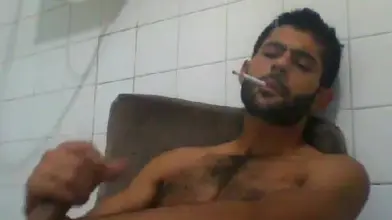 Rebeu macho se branle en fumant une clope