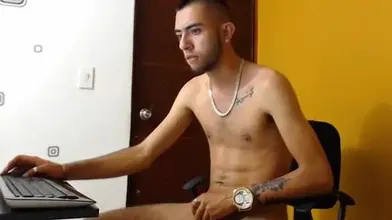 Jeune marocain sexy se branle en cam