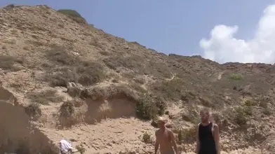 Un rebeu me laboure le cul sur une plage