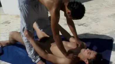 JH pompe discrètement le zob de son pote arabe