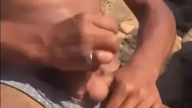 Jeune mec se branle sur la plage