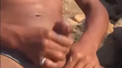 Jeune mec se branle sur la plage