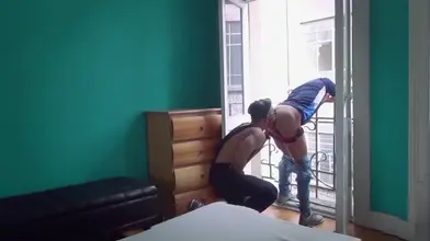 Sodomie exhibe sur un balcon devant une rue commerçante