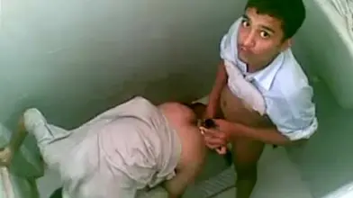 Jeunes arabes surpris au chiottes