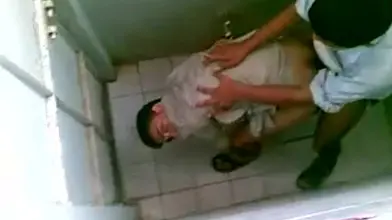 Jeunes arabes surpris au chiottes