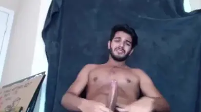 Éjac abondante et impressionnante d'un jeune mec Tunisien