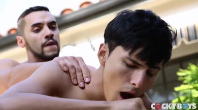 Arabe baraqué sodomise une crevette au bord de la piscine