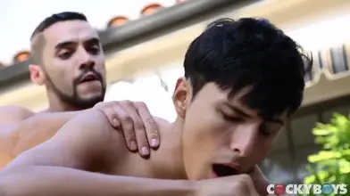 Arabe baraqué sodomise une crevette au bord de la piscine