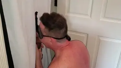 Un grand rebeu hétéro dose sa bouche dans son gloryhole