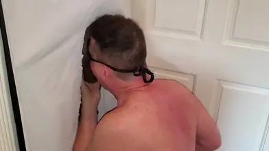 Un grand rebeu hétéro dose sa bouche dans son gloryhole