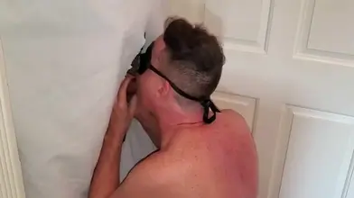 Un grand rebeu hétéro dose sa bouche dans son gloryhole