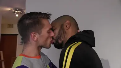 Jeune mec blond se fait baiser la rondelle par Tahar