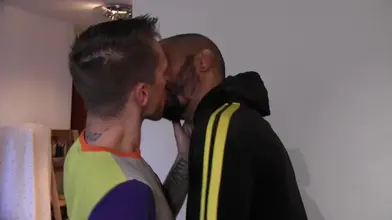 Jeune mec blond se fait baiser la rondelle par Tahar