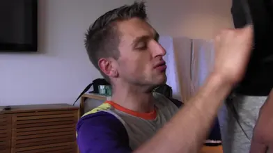 Jeune mec blond se fait baiser la rondelle par Tahar