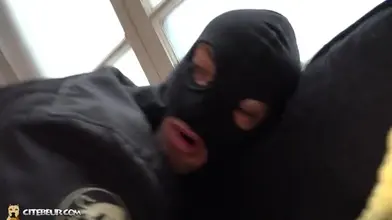 La gueule à jus d'un lascars domi et hard