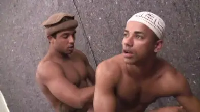 Arabe macho se laisse séduire par un mec