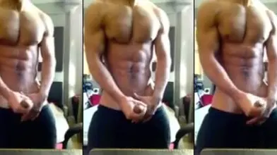 Rebeu avec un torse musclé magnifique éjacule