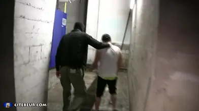 Gros zob pour le lascar de la cité