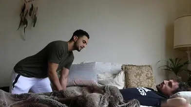 Son coloc lui taille une pipe lors de sa sieste