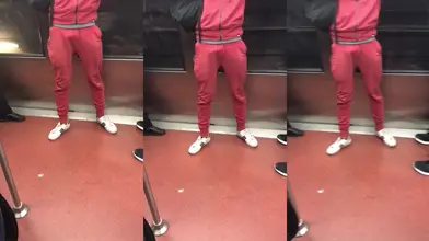 Rebeu sexy en survet avec une belle bosse sous le survet