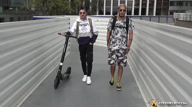 Beau gosse algérien & moment complice