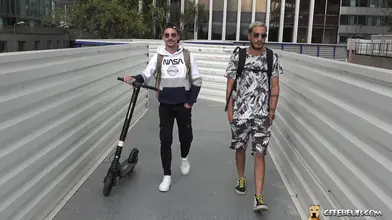 Beau gosse algérien & moment complice