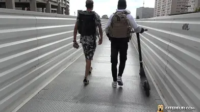 Beau gosse algérien & moment complice